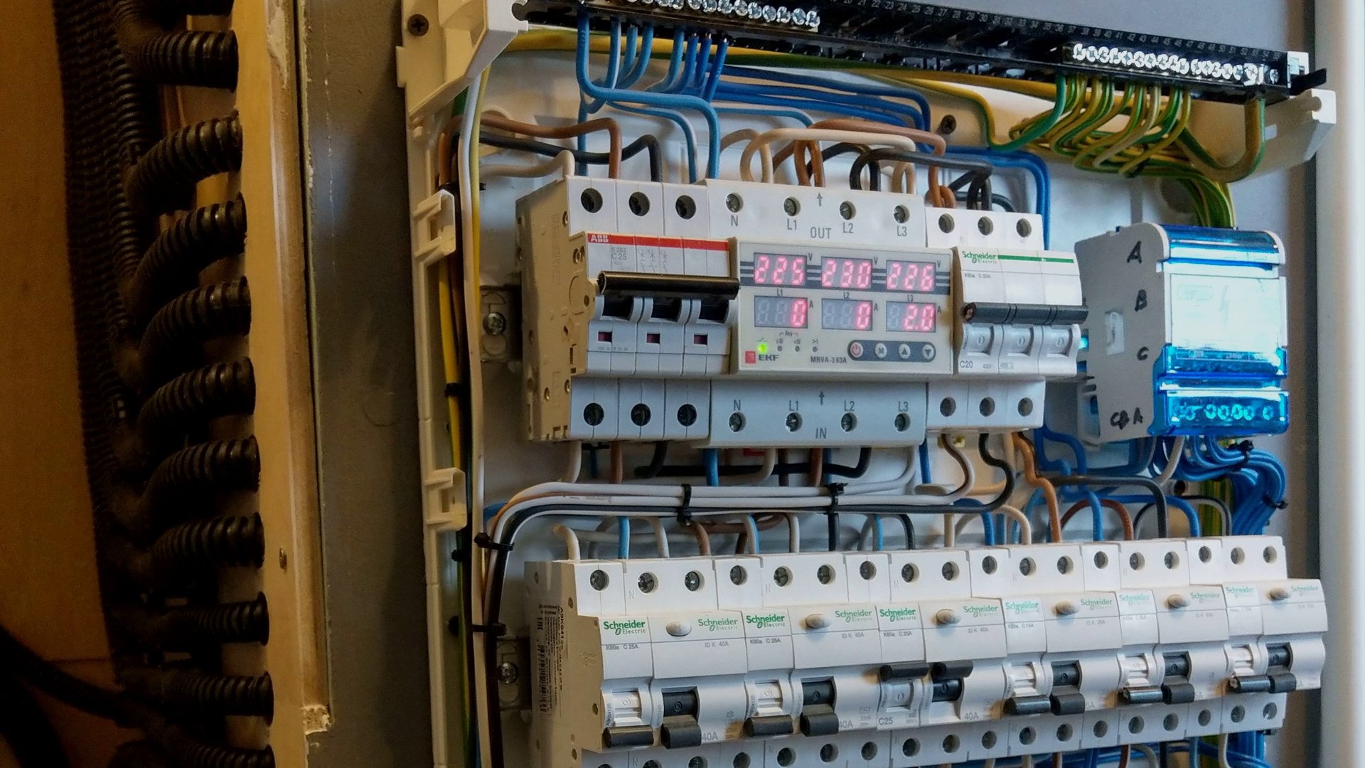 Cборка накладного 3х фазного электрощита на 54 модуля.