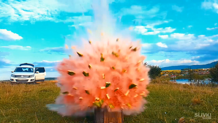 Подрыв различных вещей с помощью мощных петард смотреть онлайн