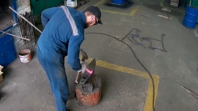 Изготовление кованых скамеек / Wrought iron benches смотреть онлайн