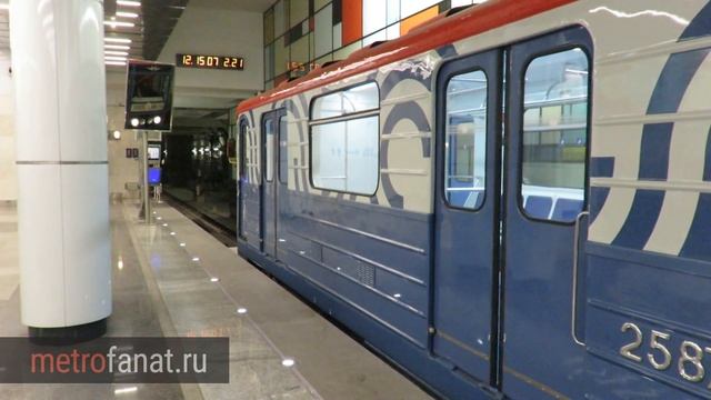 Поезд метро в новой окраске на станции "Румянцево" // 20.01.2016 смотреть онлайн
