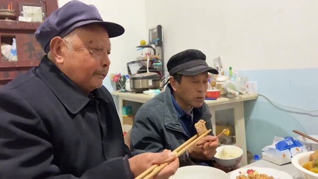 公公和大哥都不舒服，大姐来帮忙收粉条，海娃这样招待 смотреть онлайн