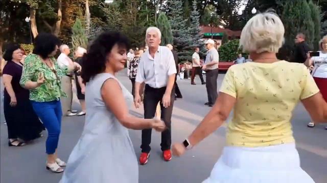 БЕЛАЯ,БЕЛАЯ СИРЕНЬ ОСЫПАЕТСЯ!!!СУПЕР ТАНЦЫ В ПАРКЕГОРЬКОГО!!! смотреть онлайн