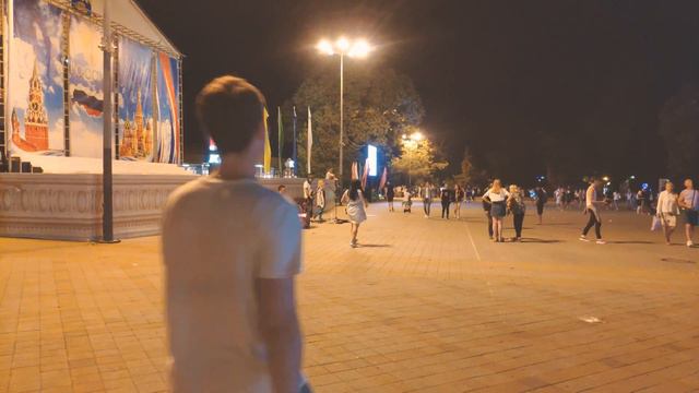 Анапа вечером 2 августа 2019 г. в 22:17 на Театральной площади. Идём по ул. Астраханская. смотреть онлайн