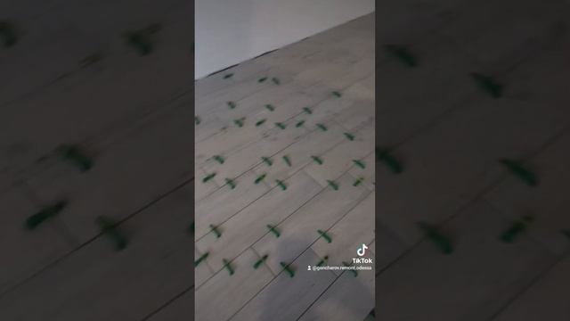 Облицовка кухни плиткой под ламинат. Укладка плитки на свп под гребёнку. смотреть онлайн