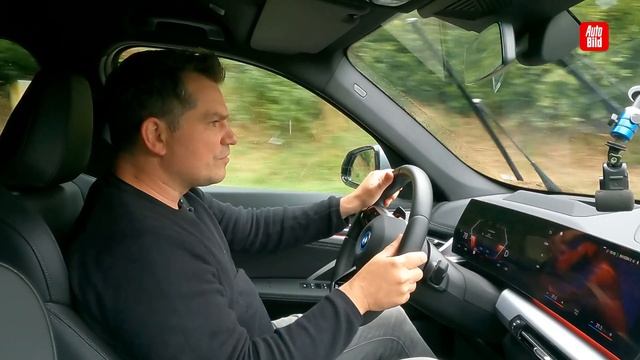 BMW iX1 (2022) | Neuer BMW X1: So fährt die Elektro-Version | mit Dennis Petermann смотреть онлайн