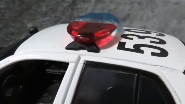 Motormax 1:18 LAPD Ford Crown Victoria смотреть онлайн
