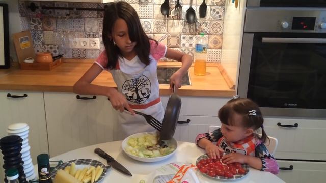 Салат с шампиньонами и беби-кукурузой. Готовят дети. Cooking kids. смотреть онлайн