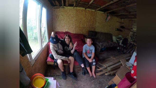 Повседневность. Воробьи в парнике. Сбор ежевики. смотреть онлайн