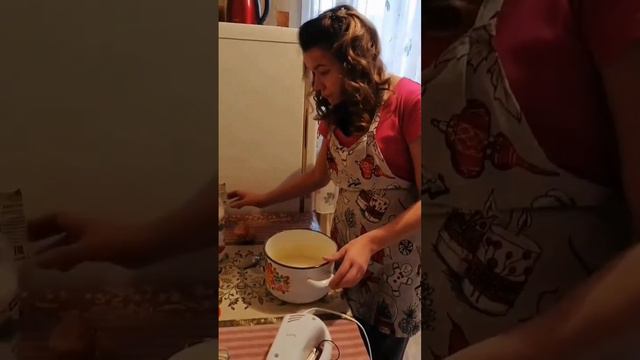 БЕЗУМНЫЙ ПАША. ИРИШКА ЧИКИ ПИКИ ГОТОВИТ ДОМАШНИЕ БЛИНЧИКИ С МЕДОМ. смотреть онлайн
