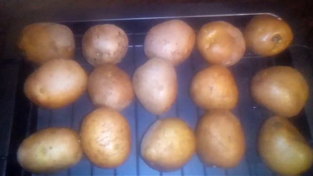 Печёная картошка с селёдкой смотреть онлайн