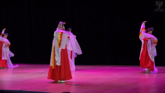 Ансамбль "Небесная птица", корейский танец с шарфами. Ensemble "Heavenly Bird", dance with scarves. смотреть онлайн