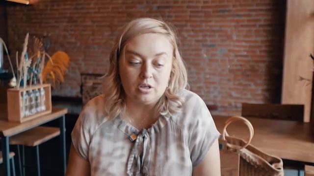 Дерево, мебель, металл в ресторанном интерьере смотреть онлайн