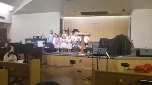 Детский хор поет об Иисусе Христе