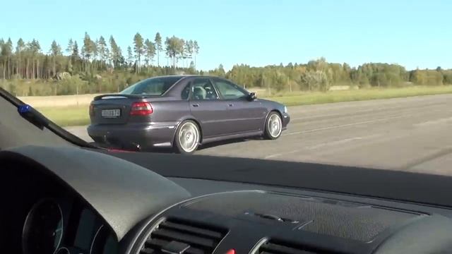 Golf R32 Turbo vs Volvo S40 T4 Autotech 375whp смотреть онлайн