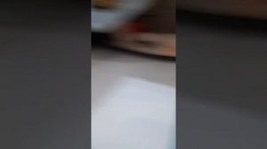 приклеиваю постеры на стену