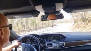 Мерседес Е класс 2015 года , на серпантине