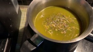 Готовим магическую свечу дома. Восковая свеча с травами. Свеча на удачу и процветание