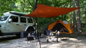 Одна в лесу в палатке. Купается и отдыхает.