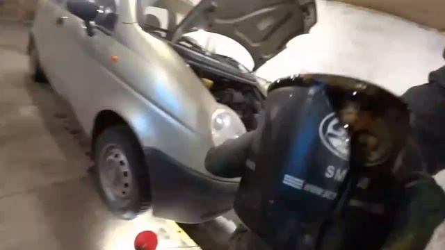 Замена масла в двигателе Daewoo Matiz // Лью дешёвый LUKOIL смотреть онлайн