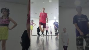 Шаффл связка. Занимаемся в школе шаффл. Вариация базы косичка. Танец.