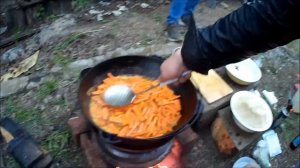 Готовим узбекский плов на природе в саду. Казан 12л на 20 человек.