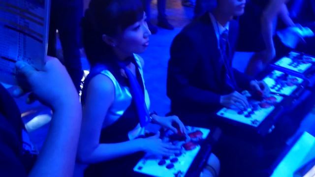 How TGS booth babes play Street Fighter смотреть онлайн