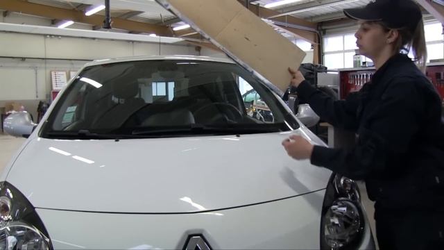 Renault Twingo 2 - Changer les balais d'essuie-glaces avant смотреть онлайн