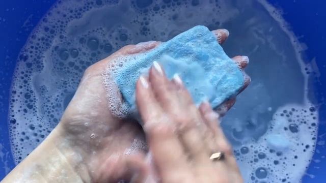 АСМР Из стружки мыла делаю залепушку. Намыливание залепушки руками и губкой (много пены). смотреть онлайн