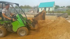 Avant220 планировка участка челюстным ковшом