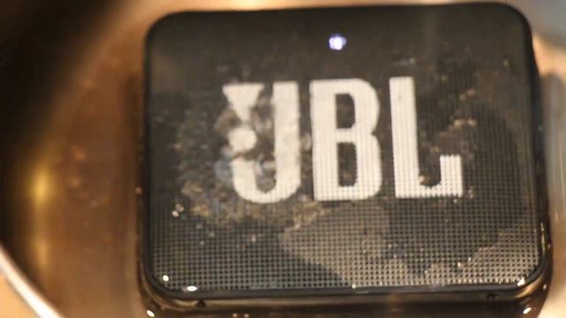 Тест под водой JBL GO 2, утопили колонку в кастрюле смотреть онлайн