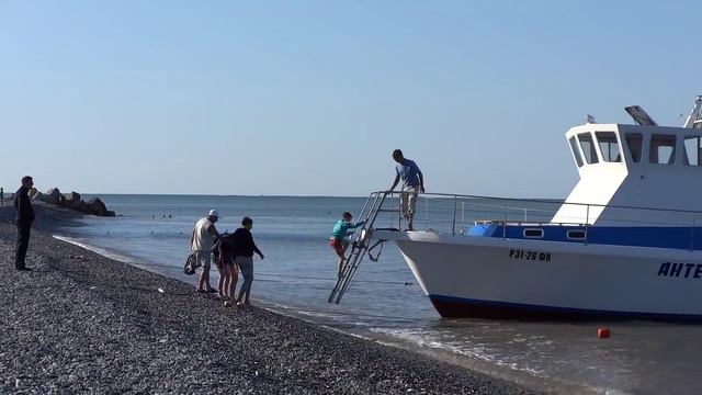 Солнечно, но ветрено - такая погода в Лазаревском 12 июля 2015, t +20°C, вода t +25°C. SOCHI RUSSIA смотреть онлайн