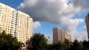 Самолет летит над домами очень низко