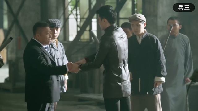 惡霸將路人逼進死胡同，卻不知路人會功夫，被打慘了！【抗日】 смотреть онлайн