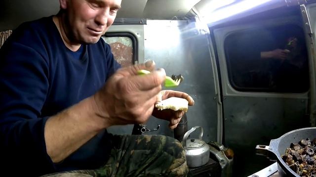 ЖИВЕМ В БУХАНКЕ РЯДОМ С ВОЛКАМИ!!ВЕСЕЛАЯ РЫБАЛКА! смотреть онлайн