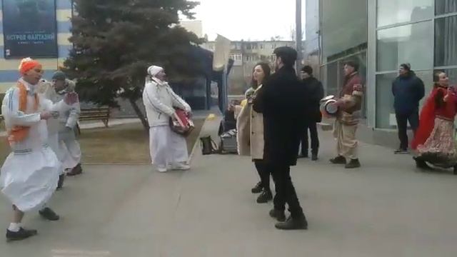 Кришнаиты устроили жаркие танцы у Киномакса в Волгограде смотреть онлайн