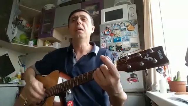 И кто-то за спиной тихонько шепчет 