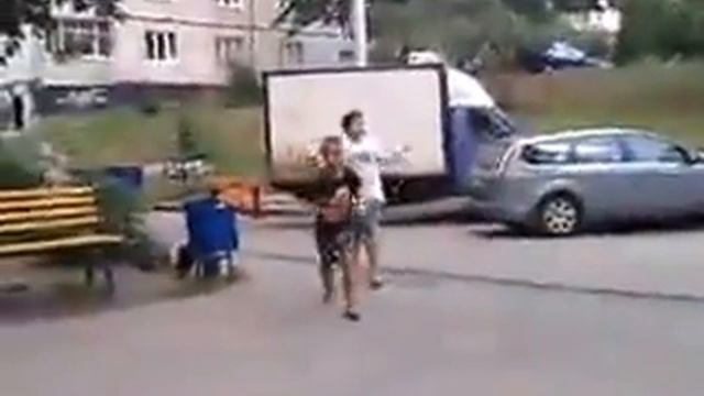 Пацан бьет себя по морде Презиком.:D смотреть онлайн