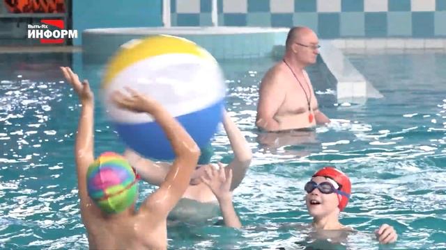 Воспитанники пришкольного лагеря посещают аквацентр смотреть онлайн