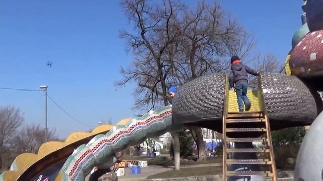 Пейзажная аллея. Играем на красивой детской площадке.