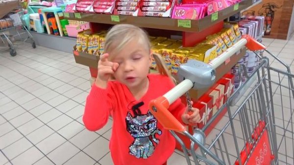 СОФИЯ и ПАПА ДЕЛАЮТ ПОКУПКИ. КВАДРАТНОЕ против КРУГЛОГО. Софунья Шалунья