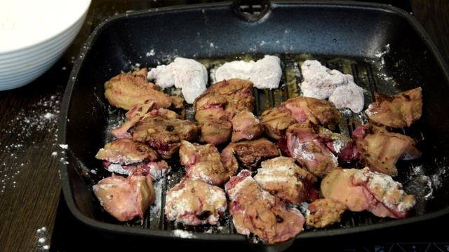 Куриная печень в сметанном соусе.