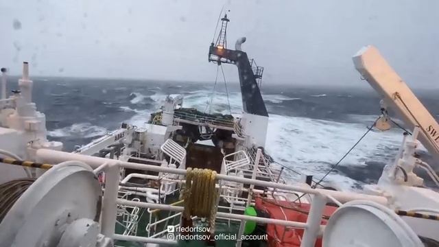 Моряк из Мурманска опубликовал видео бушующего шторма смотреть онлайн