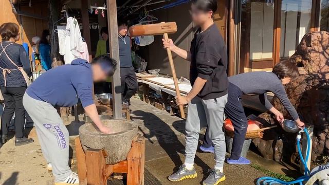 How Mochi is made traditionally (Mochi pounding) 〜餅つき〜 | easy Japanese home cooking recipe смотреть онлайн