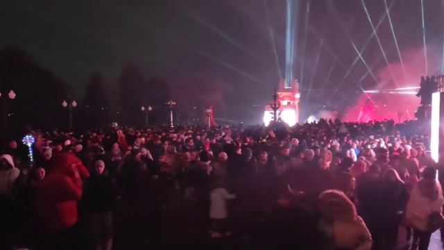 Тысячи человек собрал грандиозный фейерверк в Волгограде: видео из эпицентра толпы смотреть онлайн