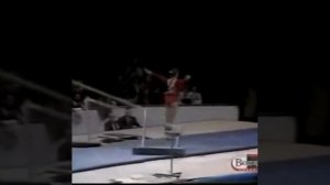 Снаряд обрушился прямо за спиной гимнастки, а она даже не обернулась