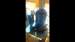 Завоздушился домкрат? Как исправит???