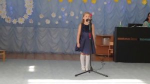 Ходит моя бабушка в фартуке цветном