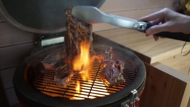 Идеальный стейк Рибай. Приготовлено в Kamado Joe. Керамический гриль. Готовим в камадо джо смотреть онлайн