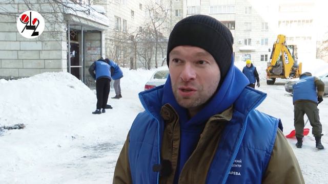 Депутат на квадроцикле с ковшом чистит двор от снега. Real video смотреть онлайн