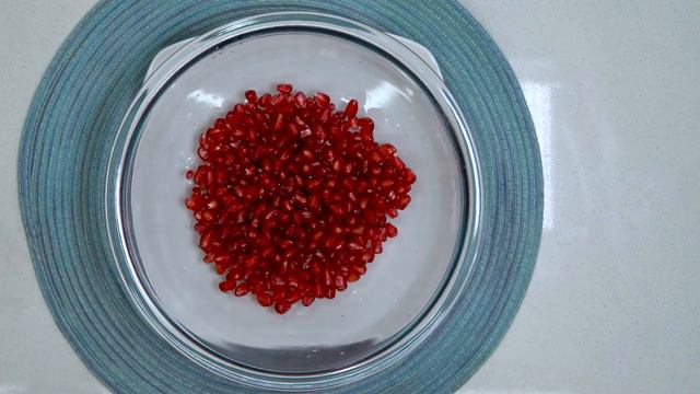 How To Peel A Pomegranate The Fastest Way [LESS THAN 1 MINUTE] - With NAZ смотреть онлайн